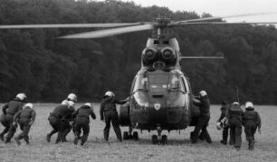 Übung während des NATO-Manövers Flinker Igel, an dem 52.000 Soldaten aus verschiedenen NATO-Staaten teilnahmen, um nukleare und konventionelle Kampfsituationen zu simulieren, Bayern