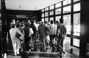 Kirchzarten: Schulzentrum; Schüler in dem Kreisgymnasium, Gruppe im Gang zum Kreisgymnasium