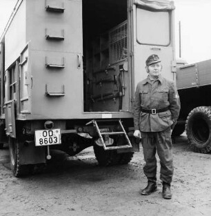 Technisches Hilfswerk (THW): Heimstraße: Tag der offenen Tür: THW-Mitarbeiter vor Rückfront eines Einsatzfahrzeugs mit geöffneter Hecktür: hinten rechts Lkw: 20. April 1975