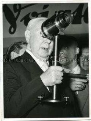 Bundespräsident Heuss besucht die Kölner "Photokina"