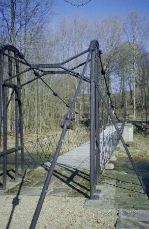 Gehweg ü. d. Ruhr im Park v. Haus Laer in Meschede