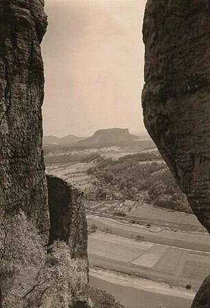 Sächsische Schweiz, Rathener Gebiet. Blick von der Basteibrücke über die Elbe zum Lilienstein, Gohrischstein und Papststein