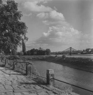 Dresden. Blick vom Loschwitzer Hafen zum Blauen Wunder