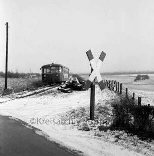 Rümpeler Weg: Bahnübergang: Triebwagen der Elmshorn-Barmstedt-Oldesloer Eisenbahn im Winter