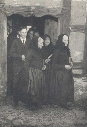 Kirchgangstracht der älteren Frauen in Bluno : Kleidung - Hoyerswerdaer Tracht. Ort: Bluń / Bluno. Kirchgangstracht der älteren Frauen.