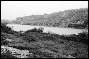Tahilla: Süßwassersee mit abgerundeten Felsen