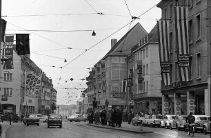 Freiburg: Winterschlussverkauf; Kaiser-Joseph-Straße mit Fahnen und Plakaten