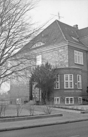 Grabauer Straße 15: Teilansicht: Ostseite mit Eingangstür: Runderker mit Inschrift Kaufmännische Berufsschule