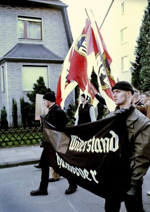 NPD-Demo gegen die Wehrmachts-Ausstellung des Hamburger Instituts für Sozialforschung, Bielefeld