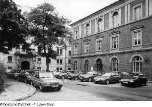 Straße, vermutlich mit Universitätsgebäude