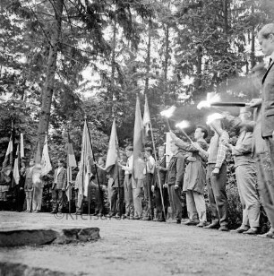 Tag der Deutschen Einheit: Feierstunde: Naturbühne: Bürgerpark: Jugend der Landsmannschaften mit Fahnen und Fackeln, im Halbrund, 17. Juni 1962