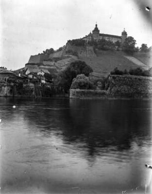 Festung : Blick vom Main in Richtung des Schlosses