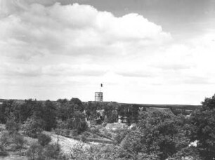 Belzig. Blick nach Nordwesten zur Burg Eisenhardt mit Bergfried (Anfang 13. Jahrhundert; 1849 ff.)