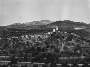Bei Artá : Blick über das Umland von Artà mit Dorf und Windmühle