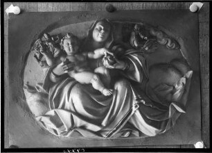 Jungingen Katholische Pfarrkirche Sankt Sylvester Nördlicher Seitenaltar Relief Maria mit dem Jesuskind (um 1592) von Virgil Moll