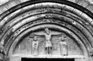 Schwäbisch Gmünd: Romanisches Portal der Johanniskirche, oberer Bogen, Kreuzigungsgruppe