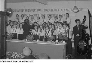 Auftritt eines Pionierensembles auf einer Veranstaltung zum Internationalen Frauentag
