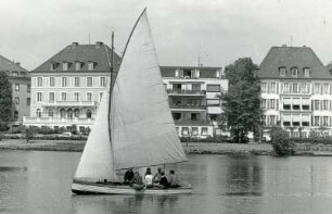 Hamburg-Uhlenhorst. Blick von der Aussenalster auf die Schöne Aussicht. Im Vordergrund ein vollbesetztes Segelboot.