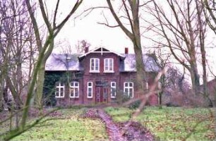 Poststraße (3): Wohnhaus aus Backstein: Traufseite: Mittelrisalit mit Eingangstür, Zwerchgiebel, hölzernem Giebelpfahl