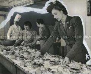 Zubereitung von Speisen für den nächsten Flug der British European Airways