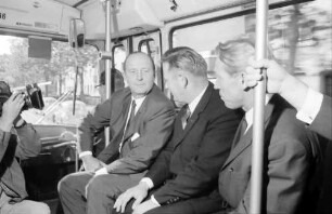 Freiburg: Filbinger im Bus während der Fahrt