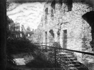 Ruine Burg Hachberg : Verschwommene Ansicht der Burgruine Burg Hachberg.