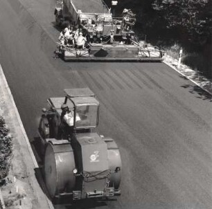 Schwarz-Weiß-Aufnahmen Straßenbau durch die Firma Zettelmeyer