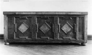 Truhe mit geschnitzen ornamentalen Feldern und Intarsien