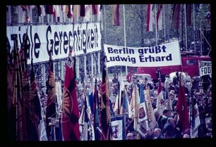Maikundgebung/ Menschenmenge, Transparente „Gerechtigkeit“, „Berlin grüßt Ludwig Erhard“