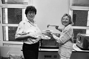 Gymnasium Eckhorst: Gabriele Hildebrandt und Heidrun Drewes Mittagessen aus