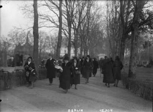 Besucher des Sankt-Thomas-Friedhofs am Totensonntag