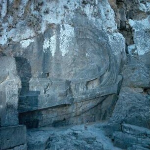 Lindos (Rhodos). Altes Relief einer hellenistischen Trireme am Fuß der Treppe zum Felsplateau, Seesieg des Agesandros. DO 6.9.79