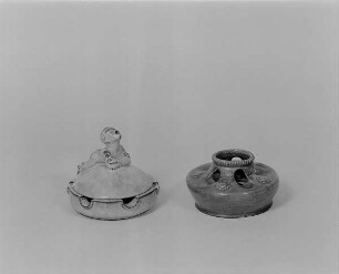 Blumengesteck-Vase : Deckelaschenbecher mit liegender männlicher Figur und Blumengesteck-Vase (2. Dr. 20. Jh.; wohl K. Feuerriegel)