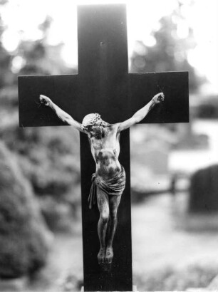 Grabmal mit Kruzifix : Grabmal mit Kruzifix. Stein, Metallguß (um 1900). Kruzifix. Dresden-Friedrichstadt, Neuer (Äußerer) Katholischer Friedhof