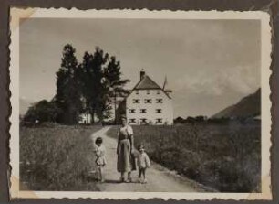 Christiane Zimmers Söhne mit einer Frau vor Schloss Prielau in Zell am See 1934