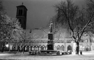 Freiburg: Vom Rathauseingang Berthold Schwarz-Denkmal mit Turm der Martinskirche
