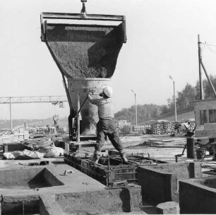 Gersdorf. VEB (B) Betonwerke Chemnitztal, Betriebsteil Betonwerke Gersdorf. Herstellung von Fertigbauteilen für das Bauwesen. Arbeiter beim Schüttgutumschlag