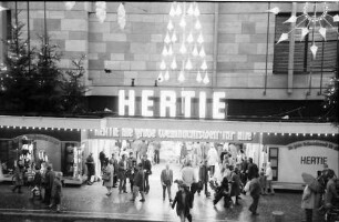Freiburg: Hertie-Eingang, von gegenüber