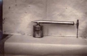 Foto einer kleinen Spritze mit Handpumpe