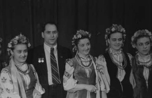 Moissejew-Ensemble im Admiralspalast : Porträt von Igor Moissejew mit Ensemble-Mitgliedern