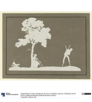 Knabe und Mädchen am Baum auf Stelzen