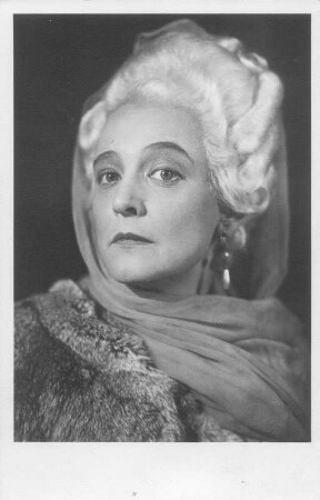 Antonia Dietrich als Luise in "Kabale und Liebe" von Friedrich Schiller in der Inszenierung von Albert Fischel. Fotografie (Weltpostkarte). Dresden, 1945/1946