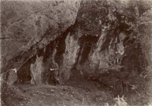 Die Höhle Machai-cueva am Ostfuß des Rucu-Pichincha-Gipfels (Mr. Gonnessiat macht Barometerbeobachtungen)