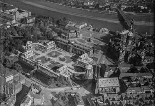 Dresden-Altstadt. Zwinger (1709-1728, M. D. Pöppelmann, B. Permoser) und Theaterplatz. Luftbild-Schrägaufnahme von Süden