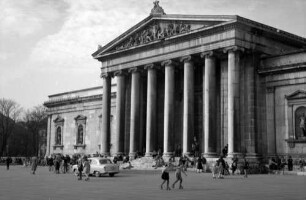 München: Rollschuh fahrende Kinder am Königlichen Platz [Königsplatz]