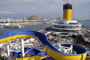 Alicante - Kreuzfahrtschiff im Hafen : Das italienische Kreuzfahrtschiff "Costa Magica" fährt in den Hafen ein. Aufgenommen in Alicante am 15. Oktober 2009