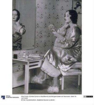 Edmée Symon in Nachthemd und Morgenmantel von Neumann