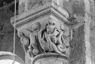 Westliches Kapitell der Langhausarkade, Gaukler und Musiker