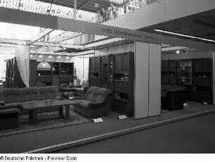 Ausstellungskoje des VEB Möbelkombinat Zeulenroda-Triebes (ZEUTRIE) mit Wohnzimmermöbeln. Ansicht mit Sitzgruppe (Modell 432) und Anbauwand "Juwel 4"
