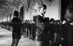 Schüler auf dem Weg zur Morgenandacht im Internat Salem